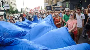 Una manifestación 'inunda' Pamplona para protestar por la ampliación del embalse de Yesa