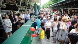 La t&oacute;mbola de C&aacute;ritas ya reparte sus primeros regalos de la temporada: as&iacute; ha sido su esperada inauguraci&oacute;n