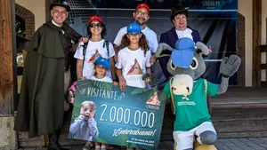 Celebración por todo lo alto: una familia catalana se convierte en el visitante 2.000.000 del parque Sendaviva