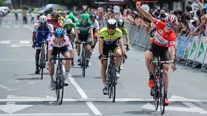 Esprint final en la Vuelta ciclista a Navarra: las imágenes de la disputada meta y el celebrado podio