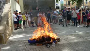 Los vecinos de Murieta cumplen la tradición un año más quemando el "mayo" en el frontón del pueblo
