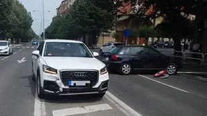 Aparatoso accidente en el centro de Pamplona: un golpe entre dos coches estrella uno de ellos contra un semáforo y varias señales