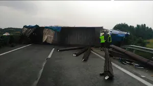 Salta la mediana y vuelca en mitad de la autopista de Navarra: el accidente de un camión corta la AP-15 a su paso por Olóriz