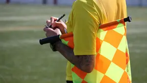 Trifulca en un partido de fútbol juvenil en Navarra: un grupo de espectadores salta al terreno de juego por una falta