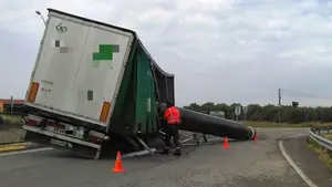 Un camionero se sale de la carretera, desparrama la carga y duplica la tasa de alcohol en Ribaforada