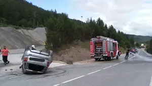 Un conductor herido al salirse de la carretera y volcar con su coche cuando circulaba por Zubiri