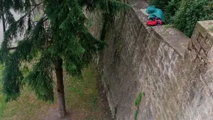 Dormido en la muralla de Pamplona: la policía despierta a un hombre que descansaba a 10 metros de Labrit