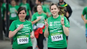 Miles de personas ti&ntilde;en de verde Pamplona para apoyar la investigaci&oacute;n contra el c&aacute;ncer