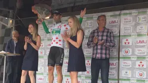 Lluis Mas, del equipo Caja Rural, se enfunda el maillot de mejor escalador en la Boucles de La Mayenne