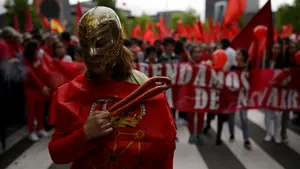 La extraña 'Performance de la Chistorra' en la manifestación por la bandera de Navarra contada por su protagonista
