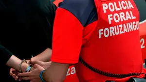 Arrestan a una mujer en Tudela por abalanzarse violentamente sobre la Policía Foral para intentar agredir a los agentes