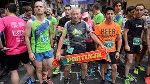Corriendo hacia San Ferm&iacute;n: el famoso cross de la Pe&ntilde;a Aldapa recorre el Casco Viejo de Pamplona