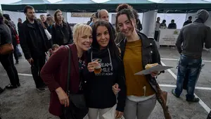 E. Leclerc y La Morea soplan las velas de su aniversario: cientos de personas lo celebran en un concierto de leyendas musicales