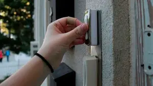 Tres jóvenes agreden y escupen a un hombre de 53 años en Tudela por echarles de un portal