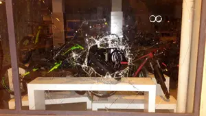 Sorprenden y detienen a un joven de 28 a&ntilde;os tras romper el escaparate de una conocida tienda en Anso&aacute;in para llevarse las bicis
