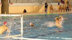 El estadounidense Eric Carnohan seguirá una temporada más en la plantilla del Waterpolo Navarra