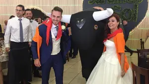 De la Estafeta al altar corriendo delante del toro: la divertida sorpresa de un mozo de Sanfermines en su boda