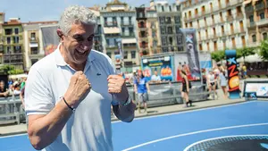 Baloncesto de altura en la Plaza del Castillo de Pamplona con la visita de Fernando Romay