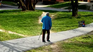Caminaba semidesnudo y sin rumbo por Pamplona: localizan a un anciano desorientado en la ciudad