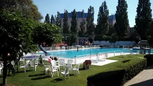 El Oberena ha inaugurado este sábado los nuevos vestuarios generales y abre a los socios las piscinas exteriores