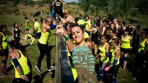 Los 'farinatos' se ven las caras un año más en una carrera de obstáculos que reúne a más de 1.500 personas en Pamplona