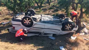 Pierde el control de su coche y termina volcado en Cascante: el conductor resulta herido con diversos politraumatismos