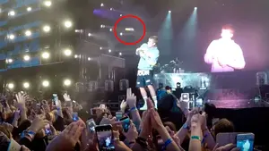 Le lanzan a Justin Bieber un móvil directo a la cabeza en pleno concierto por negarse a cantar una canción