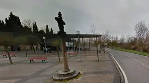 Atropello de madrugada en Pamplona: un joven de 30 años resulta herido grave cuando caminaba por la carretera del Cementerio