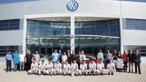 Coches fabricados en Navarra para formar a los trabajadores del futuro: Volkswagen dona cuatro vehículos a centros de FP