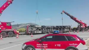 Un camión vuelca en la Venta de Judas y su conductor sale ileso tras el impactante accidente