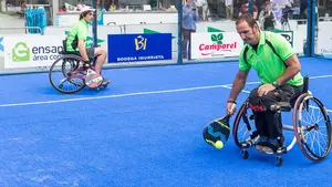 Pádel urbano en silla de ruedas a favor del autismo: así ha sido la asombrosa exhibición organizada por ANA en Pamplona