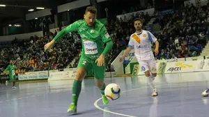 El cierre Alexandre Araça renueva su contrato y jugará las dos próximas temporadas en el Magna Gurpea