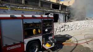 Desatado un incendio en el antiguo matadero de Pamplona mientras se realizaban labores del desescombro