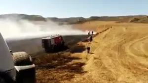 El fuego amenaza los campos de Larraga: arde una empacadora mientras cosechaban un campo de cereal