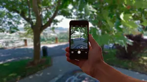 Intenta recuperar su móvil y termina en el Arga: rescatan a un hombre tras caer desde la parte trasera del Colegio de Médicos