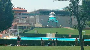 Así ha sido el desalojo de las piscinas de Berriozar para coger agua y sofocar el incendio de Larragueta