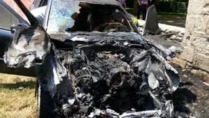 Un incendio propiciado por las altas temperaturas calcina por completo un coche estacionado en Tajonar