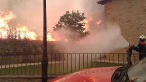 Un incendio en Artajona obliga a cerrar la carretera de acceso al Cerco por el intenso humo