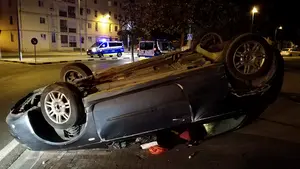 Impactante accidente nocturno en Pamplona: heridas dos chicas de 23 y 24 años tras volcar su coche