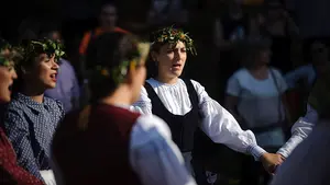 Los dantzaris de Duguna interpretan en Pamplona la Soka Dantza para celebrar la llegada del verano