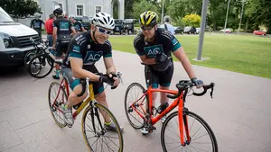 Miguel Induráin ha vuelto a las carreteras con la ruta Xacobea de AC Hoteles hasta Santiago de Compostela