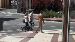 Detienen a un hombre tras irrumpir desnudo en plena calle de Tudela y comenzar a saltar en varios coches