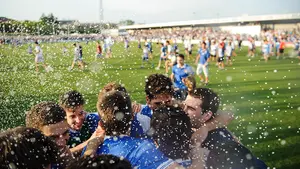 La celebraci&oacute;n de la Pe&ntilde;a Sport y la afici&oacute;n tafallesa tras lograr el ascenso a Segunda Divisi&oacute;n B
