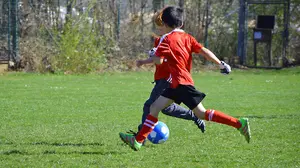 Un árbitro sale huyendo de un partido de fútbol infantil acosado por los padres de los jugadores en Sarriguren