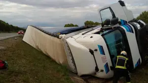Los bomberos rescatan al conductor de un camión atrapado en la cabina tras sufrir un accidente en la AP-15