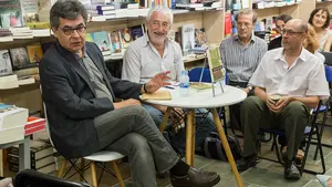 El escritor pamplonés Manuel Hidalgo presenta una original reflexión 'desde el cuarto de baño' en su nuevo ensayo