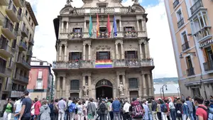 Pamplona se suma a la celebración del Día del Orgullo LGTBI con una concentración y una bandera en el Ayuntamiento