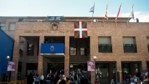 La alcaldesa de Bildu coloca una ikurriña como gran protagonista del chupinazo de fiestas de Barañáin