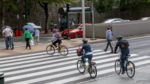 Heridos dos ciclistas de 16 y 19 años en distintos accidentes cuando cruzaban por pasos de cebra de Pamplona