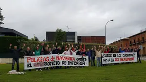 CCOO, ELA, UGT continúan sus protestas frente a distintos ayuntamientos de la Cuenca  de Pamplona contra la Ley de Policías